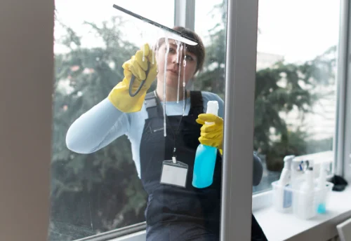 Nettoyage de vitres intérieures et extérieures à la Verdière